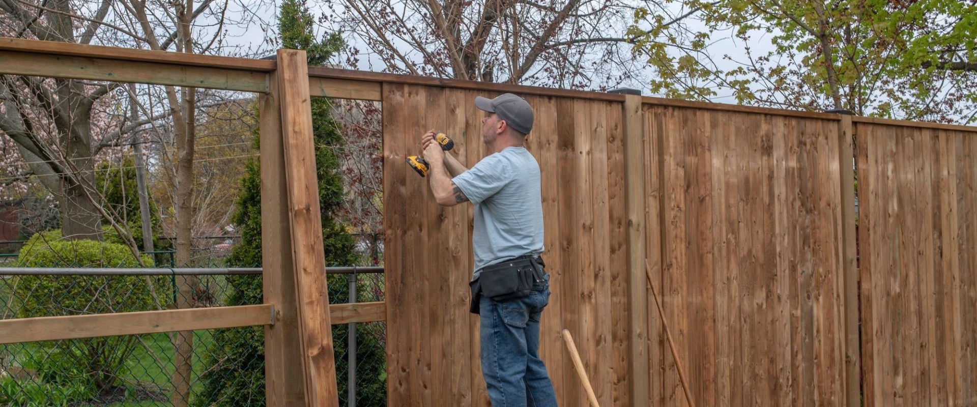 How to Effectively Evaluate Fence Contractors: A Guide to Requesting Client References